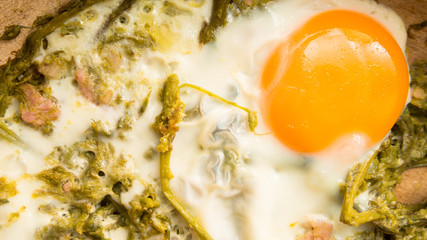 Pasticcio di uova, asparagi e bacon 