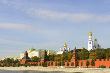 Fototapeta premium Moscow Kremlin golden autumn , view from the bridge