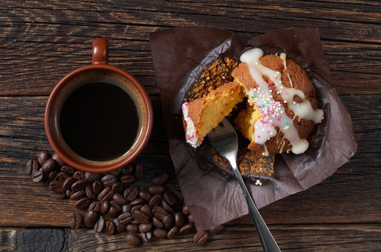 Muffin and coffee cup © Sasajo