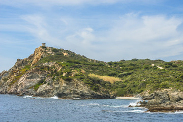 Fototapeta na wymiar Sur la presqu'île du Gaou/vu sur l'île des Embiez