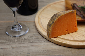 グラスワインとチーズ