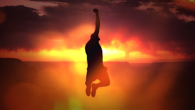 Mann springt vor Sonnenuntergang