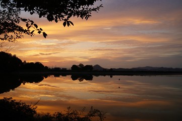 湖面に映る夕焼け　亀鶴公園