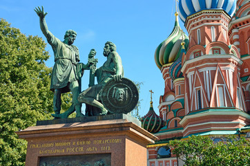 Fototapeta na wymiar Памятник Минину и Пожарскому на фоне собора Василия Блаженного