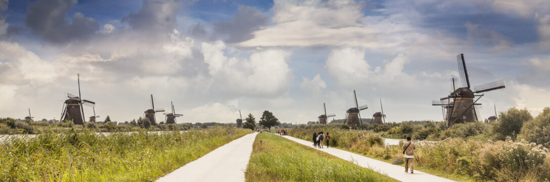 People walking along footpath, Kinderdijk, Olanda, Amsterdam
