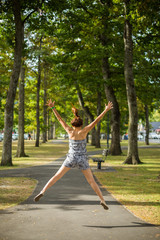 Fototapeta na wymiar woman jumping in the park