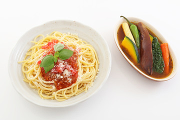 おいしそうなミートソーススパゲティとカレー