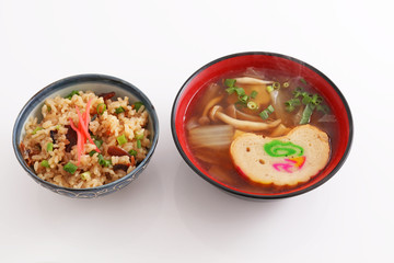 おいしそうな味噌汁と炊き込みご飯