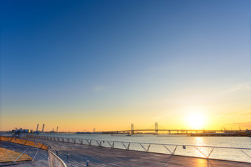 朝日の桟橋と吊り橋 