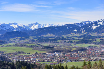 Fototapeta na wymiar Sonthofen mit den verschneiten Allgäuer Alpen
