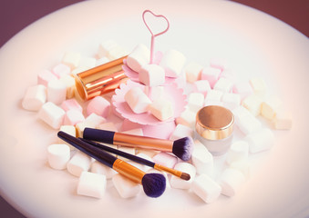 Obraz na płótnie Canvas marshmallow and cosmetics on the table