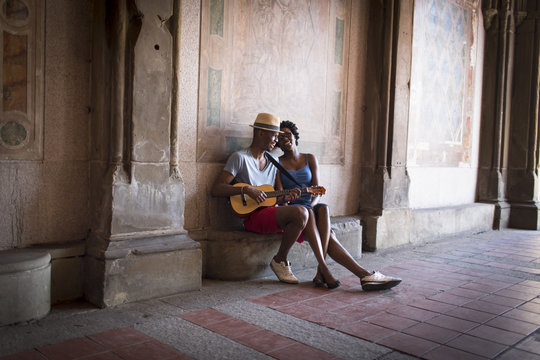 Young couple with mandolin in Bethesda Terrace arcade, Central Park, New York City, USA