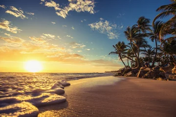 Fotobehang Tropisch strand Landschap van paradijselijk tropisch eilandstrand, zonsopgangschot