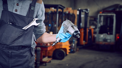 operaio specializzato al lavoro