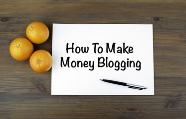 Wooden background with oranges and text: How to make money blogg