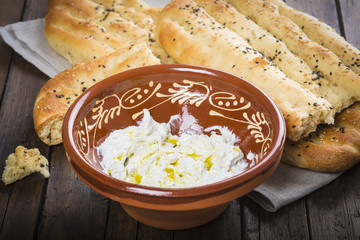 Pan plano persa con semillas de sésamo y queso fresco tipo labneh con aceite de oliva, comida tradicional de oriente medio