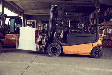 Carrello elevatore con carico sulle forche