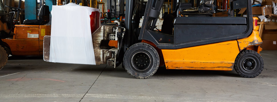 Carrello elevatore con carico sulle forche