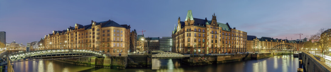 Fototapeta na wymiar Speicherstadt Hamburg Panorama Nacht