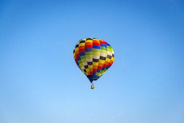 Obraz premium Hot air balloon ride in blue skies