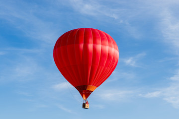 Ballonvaart in een blauwe lucht