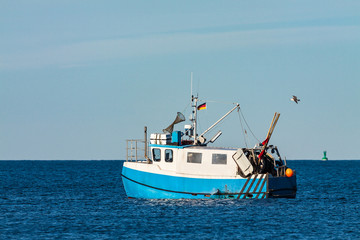 Naklejka na ściany i meble Fischerboot auf der Ostsee vor Warnemünde