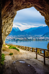 Via san Giacomo a Riva del Garda, Riva durch ein Tunnelloch fotografiert, mit leerem Wanderweg in der Coronazeit, passegiata vuota a Riva del Garda nel periodo di Covid 19