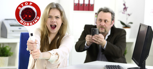 Banner Arbeitskollege mobbt jüngere Arbeitskollegin