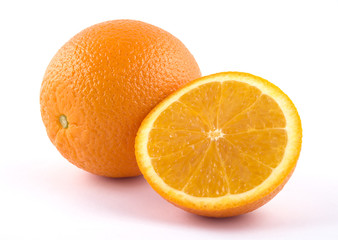апельсин на белом фоне