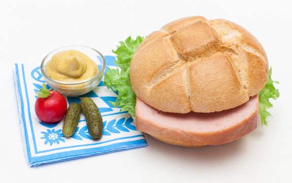 Leberk&auml;se-Semmel mit Senf, Gurke und Radieschen