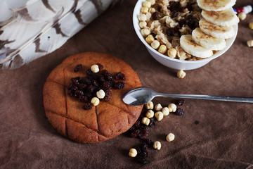 Полезный завтрак на столе, геркулес и ржаная лепешка 