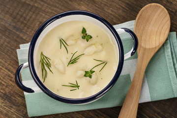 Servierfertige Spargelsuppe im Topf 