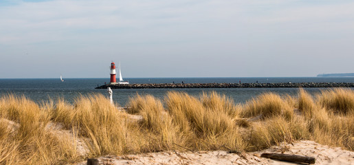 Roter Leuchtturm auf der Mole in Rostock Warnemünde