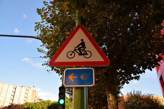 se&ntilde;al de tr&aacute;fico durante el Camino de Santiago
