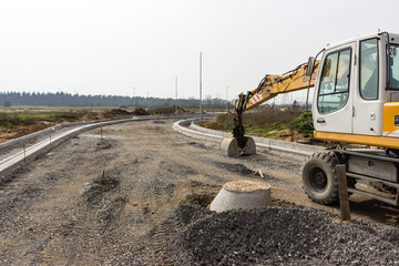 Bagger auf Baustelle am Strassenbau tiefbau