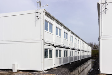 Fototapeta na wymiar Baustelle einer Flüchtlingsunterkunft in Waghäusel Wiesental Deutschland mit Container Asyl Unterkunft Asylbewerberheim