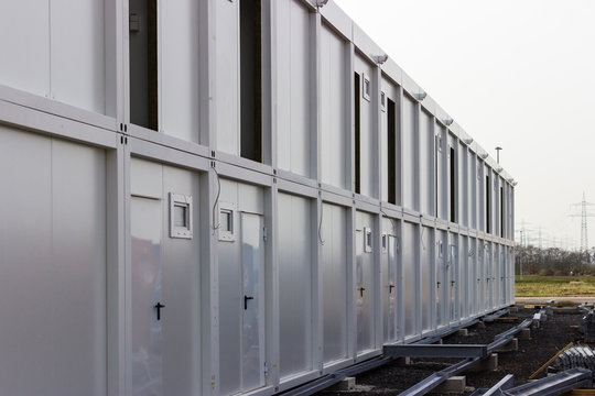 Baustelle einer Fl&uuml;chtlingsunterkunft in Wagh&auml;usel Wiesental Deutschland mit Container Asyl Unterkunft Asylbewerberheim
