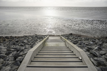 Blick vom Büsumer Deich auf eine Treppe,Watt und Nordsee