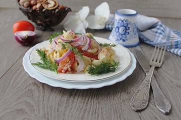 pasta with tuna,tomatoes and red onions
