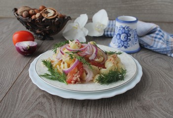 pasta with tuna,tomatoes and red onions