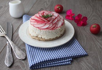 cheesecake from cottage cheese with garlic and radish