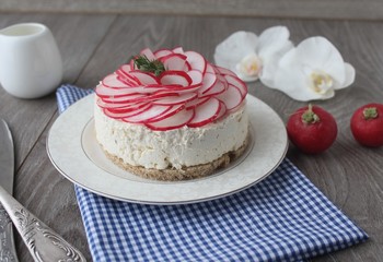 cheesecake from cottage cheese with garlic and radish