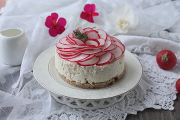 cheesecake from cottage cheese with garlic and radish