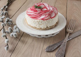 cheesecake from cottage cheese with garlic and radish