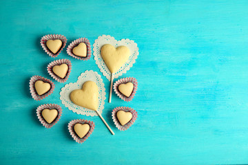 Naklejka premium Valentine concept. Composition of candies on blue background