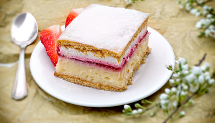 Creamy cake with strawberry
