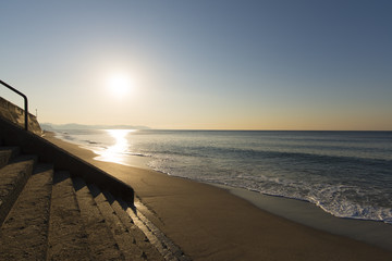 朝日の昇る海