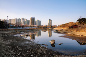 Obraz premium empty pond area in Olympic park Seoul