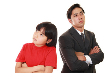 疲れた表情の教師と女の子