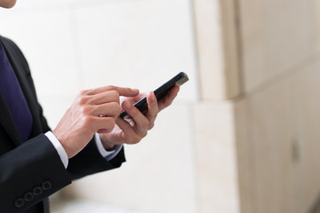 スマートフォン 男性 メンズ 若い ビジネスシーン ビジネスマン